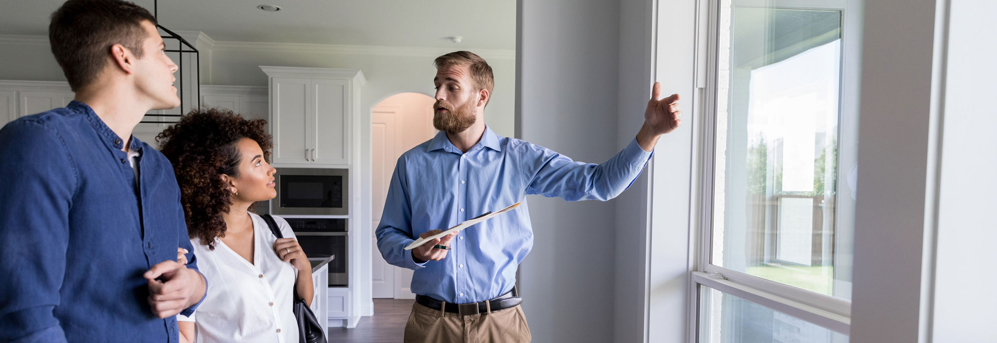 Besiktningsman med kunder