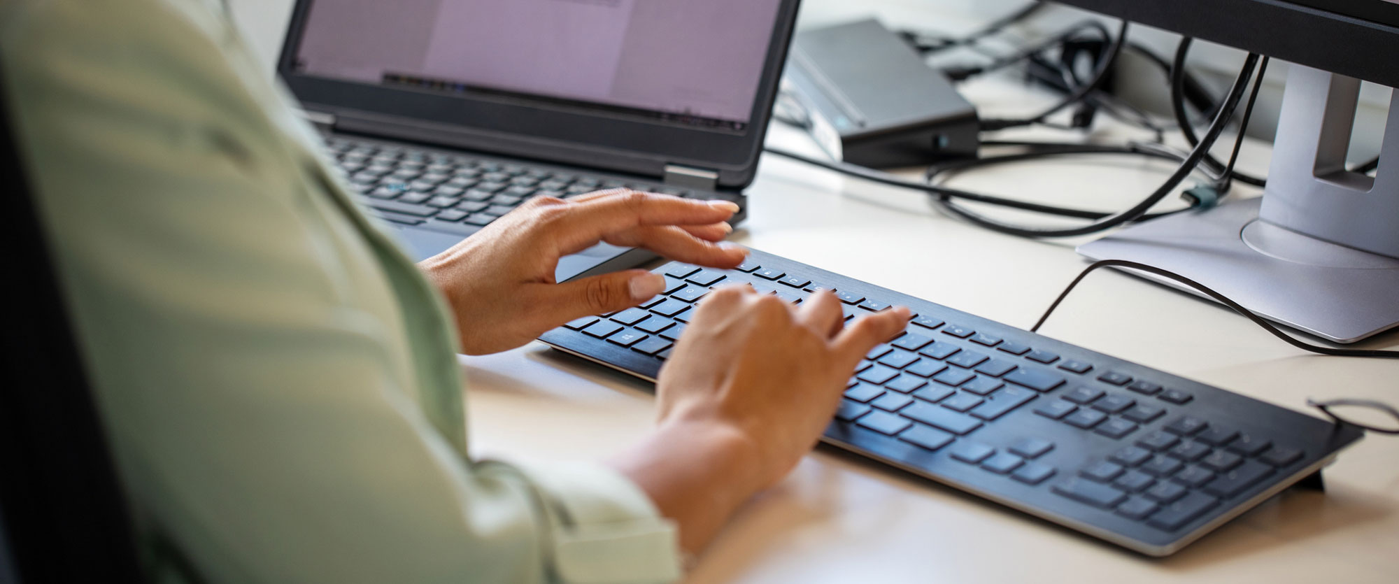 Kvinna som arbetar vid tangentbord